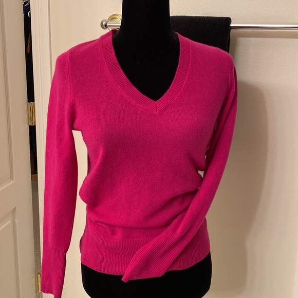 Beautiful sweater v neck like new
Cashmere by Halogen - Picture 3 of 4